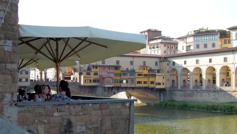 Pareja-De-Turistas-De-4k-En-Un-Restaurante-Tradicional-Cerca-Del-Puente-Vechio-En-Florencia