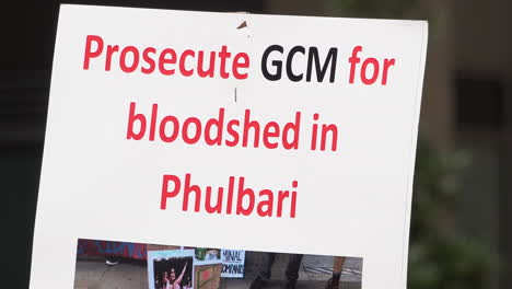 Un-Cartel-Dice-&quot;procesar-A-Gcm-Por-Derramamiento-De-Sangre-En-Phulbari&quot;-En-Una-Protesta-Que-Marca-El-14º-Aniversario-De-Tres-Muertos-Durante-Las-Manifestaciones-En-Phulbari,-Bangladesh