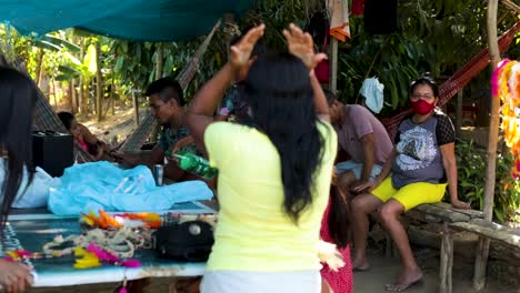 Mujeres-En-La-Comunidad-Parque-Das-Tribos-Para-Indígenas-Hacen-Artesanías-Para-Vender-A-Los-Turistas