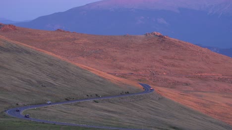 Autos,-Die-Bei-Sonnenuntergang-Im-Rocky-Mountain-Nationalpark-Fahren