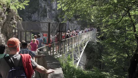 Menschen,-Die-In-Der-Schlange-Für-Die-Berühmte-Queen-Marry-Bridge-Auf-Schloss-Neuschwanstein-Stehen