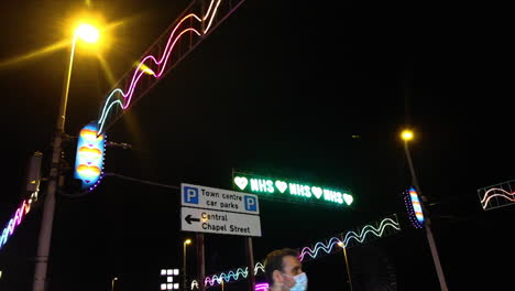 Blackpool-Neonbeleuchtung-2020-Virtuelles-Einschalt-liebes-nhs-schild-Auf-Der-Gegenüberliegenden-Straßenseite