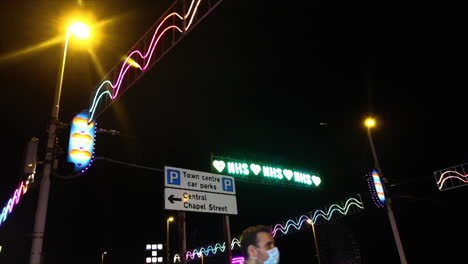 Blackpool-Luces-De-Neón-2020-Encendido-Virtual-Letrero-De-Amor-Nhs-Al-Otro-Lado-De-La-Calle