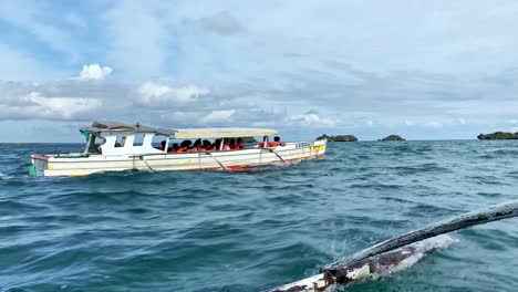Barcos-Bangka-Filipinos-Recorriendo-Aguas-Tropicales-Rodeadas-De-Islas---Viajes-Turísticos-Y-Destinos