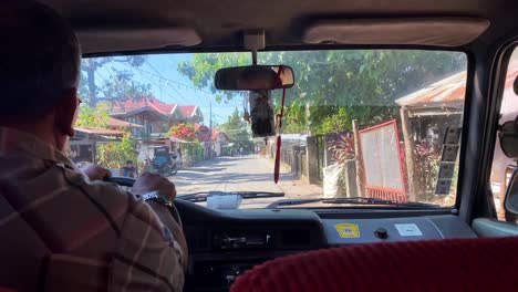 Conduciendo-Por-Casas-En-Un-Camino-Lleno-De-Baches-En-Filipinas
