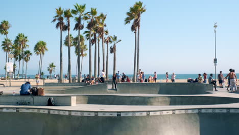 Coastal-Cool--Skateboarder,-Die-Im-Legendären-Venice-California-Skate-Park-üben