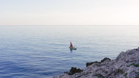 Mujer-Sentada-En-Una-Tabla-De-Paddle-Surf-En-La-Costa-Mediterránea-De-Croacia