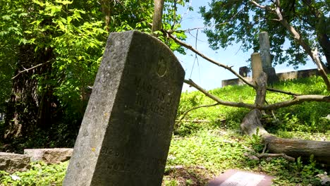 Lápida-Mortuoria-Vieja-Espeluznante-En-Un-Cementerio-Viejo