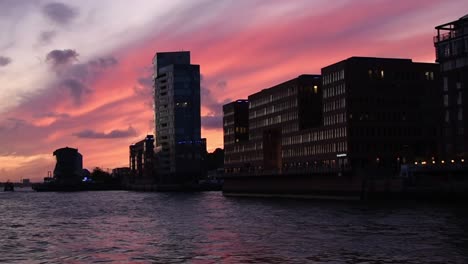 Sonnenuntergang-über-Der-Stadt-Hamburg,-Dramatische-Lichter-Am-Himmel