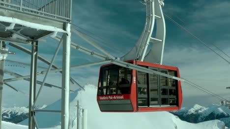 Teleférico-De-Cabina-De-Góndola-En-La-Estación-De-Montaña-Pal-arinsal-Pyrenees,-Vista-Aérea