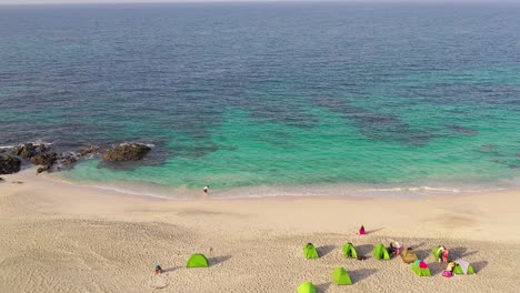 Oman-Tourismus-Türkisfarbener-Strand-Mit-Campingzelten-Antenne