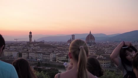 4k-Touristen-Bewundern-Florenz-Firenze-Vom-Piazzale-Michelangelo-Bei-Sonnenuntergang,-Draufsicht-Des-Stadtpanoramas,-Florenz