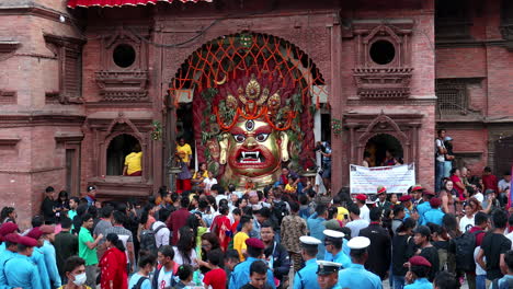 Multitud-De-Personas-Adoran-La-Máscara-De-Swet-Bhairav-Y-Celebran-El-Festival-Anual-De-Indra-Jatra