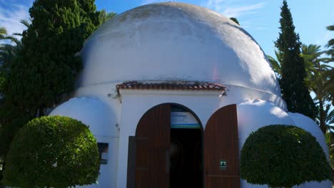 Tilt-down-view-of-the-visitors-center-in-Elche,-Spain