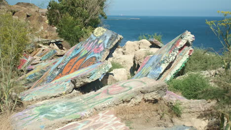 Graffiti-De-Ciudad-Hundida-En-Rocas-Con-Vista-Al-Hermoso-Océano-Pacífico