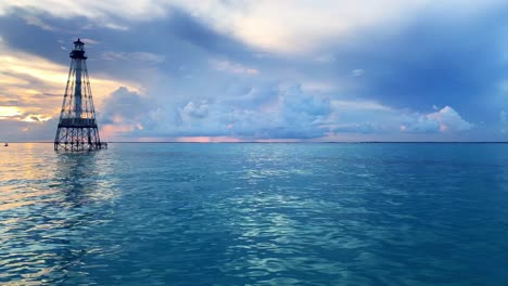 Erstaunlicher-Clip-Mit-Wunderschönen-Farben-Des-Ozeans-Und-Der-Wolken-Im-Leuchtturm-Des-Alligatorriffs-In-Den-Florida-Keys,-USA