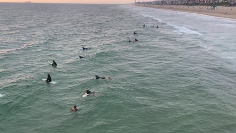 Surfistas-En-La-Playa-De-California