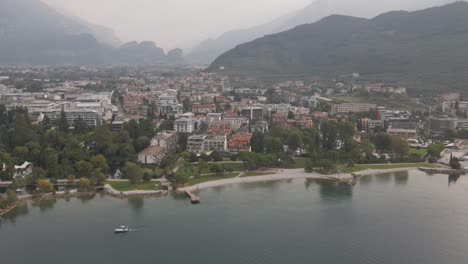 Vista-Aérea-Del-Paseo-Marítimo-De-La-Ciudad-De-Riva-Del-Garda-En-El-Lago-De-Garda-Trentino,-Italia