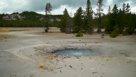 Estanque-Volcánico-Humeante-En-La-Cuenca-Del-Géiser-Norris-Del-Parque-Nacional-De-Yellowstone