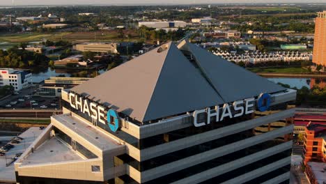 Chase-Bank,-Größte-Bank-In-Den-USA,-Eingetragen-In-Wilmington,-Delaware,-Magic-Hour-Reflections-Und-Christina-River-In-Der-Ferne