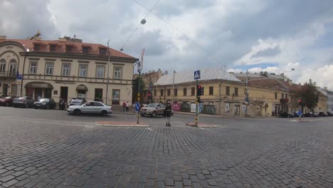 Time-Warp-Hyperlapse-Aufnahmen-Vom-Gehen-Vom-Tor-Der-Morgendämmerung-Zum-Bahnhof-Von-Vilnius