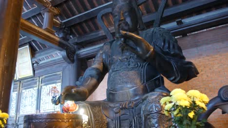 Statue-In-Einem-Buddhistischen-Altar-Eines-Tempels-In-Tam-Coc,-Ninh-Binh,-Vietnam---Low-Angle-Arc-Shot