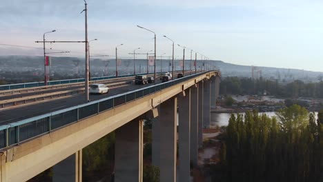 Vista-Del-Puente-Asparuhov-En-La-Ciudad-De-Varna,-Bulgaria-Con-Vehículos-Conduciendo-Temprano-En-La-Mañana---Toma-Panorámica-Aérea