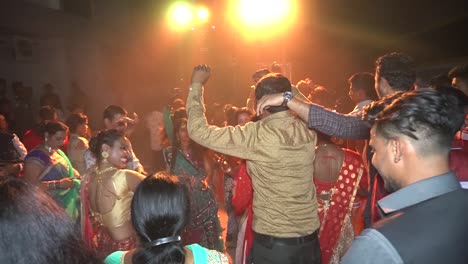 Menschen-Tanzen-Wild-Auf-Der-Straße-Im-Indischen-Hochzeitsbaraat