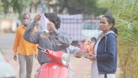 Indische-Familie-Bereitet-Sich-Darauf-Vor,-Ihr-Ganpati-Ganesh-Idol-In-Zeitlupe-Einzutauchen