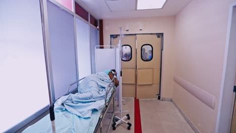 Patient-Auf-Einer-Bahre-In-Einem-Krankenhausflur-Wartet-Auf-Behandlung