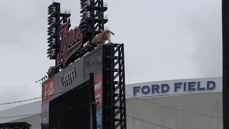 Solo-Las-Nubes-Grises-Se-Mueven-En-Una-Toma-Estática-Del-Parque-Comerica-Y-El-Campo-Ford