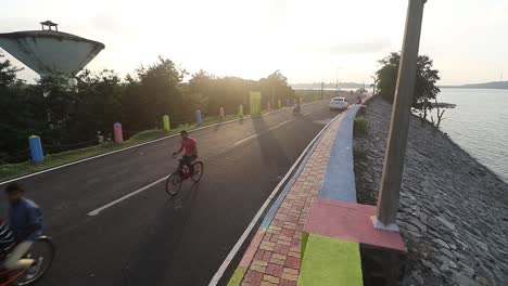 Radfahrer,-Der-Während-Des-Sonnenuntergangs-Am-Ufer-Des-Maithon-Dam-Lake-Radelt