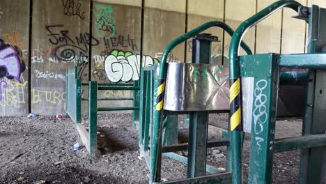 Subterráneo-Vehículo-Vandalismo-Barrera-Control-Túnel-Sucio-Graffiti-Narcotráfico-Muñequita-Lento-Izquierda