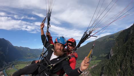 Zwei-Männer-Beim-Tandem-Gleitschirmfliegen-über-Interlaken-In-Der-Schweiz