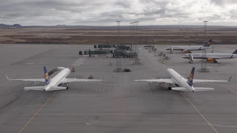 Dos-Boeing-757-De-Icelandair-Estacionados-En-El-Asfalto-Del-Aeropuerto-De-Islandia-Antena-Ascendente