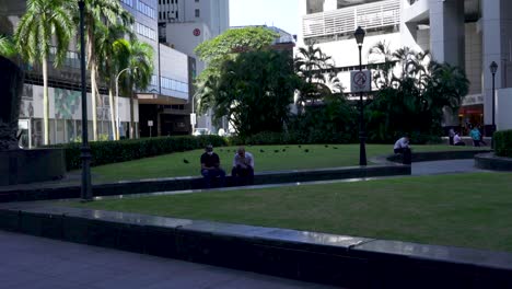 Büroangestellte-Machen-Eine-Pause-Am-Raffles-Place,-Singapur