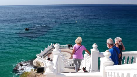 Gesperrte-Aufnahme-Von-Touristen,-Die-Wegen-Des-Coronavirus-Auf-Dem-Aussichtspunkt-Des-Burgplatzes-In-Benidorm,-Spanien,-Schutzmasken-Tragen