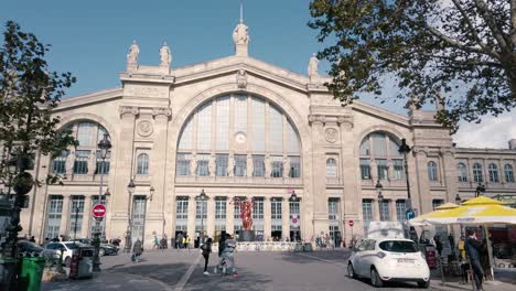 Toma-De-La-Gare-Du-Nord-Desde-El-Exterior-Durante-El-Brote-De-Coronavirus,-París-Francia