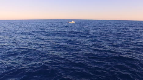 Fischerboot-Im-Meer-Luftbild