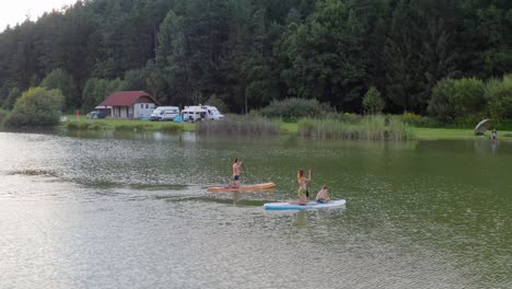 Family-paddling-on-glittering-Lake-Pirkdorfer-See,-Austria