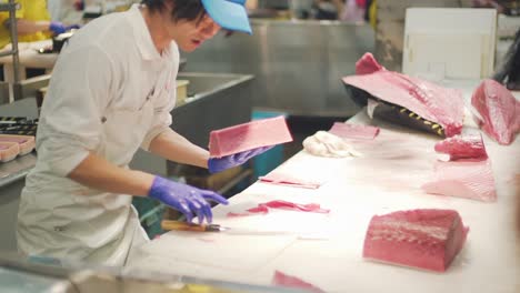 Slicing-fresh-Bluefin-Tuna-fish-meat-in-Toretore-Ichiba-Fish-Market-in-public