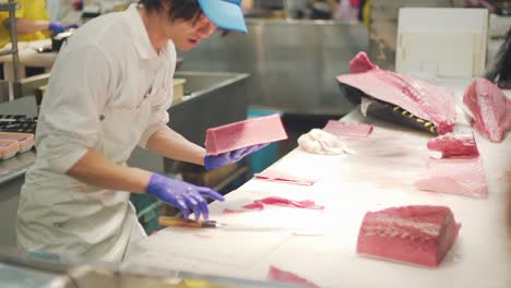 Schneiden-Von-Frischem-Roten-Thunfischfleisch-Auf-Dem-Fischmarkt-Tortore-Ichiba-In-Der-Öffentlichkeit