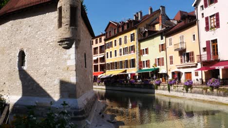 Tilt-up-shot-of-Palais-de-L'isle-in-Annecy,-France,-during-Coronavirus-pandemia