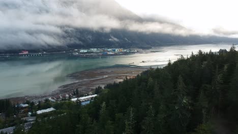 Impresionante-Paisaje-De-Alaska-Con-Niebla-Sobre-El-Río---Montañas