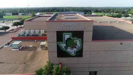 Este-Es-Un-Video-Aereo-Acercandose-A-La-Escuela-Secundaria-Superior-Southlake-Carroll-En-Southlake-Texas