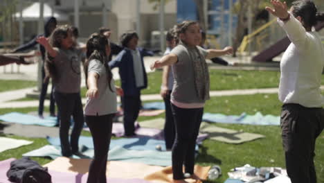 Grundschüler-Im-Yoga-Kurs-In-Der-Schule-Auf-Gras