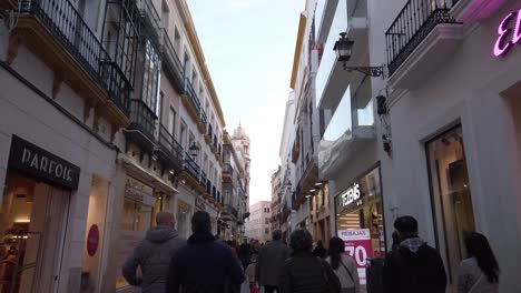 Caminando-En-Multitud-Por-Las-Tiendas-De-La-Calle-O&#39;donell-En-Sevilla,-España,-Cámara-Lenta