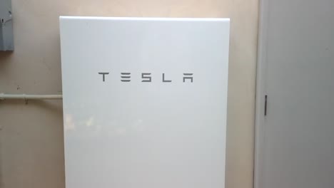 Tesla-Powerwall,-Almacenamiento-Renovable-Para-Paneles-Solares,-Push-In