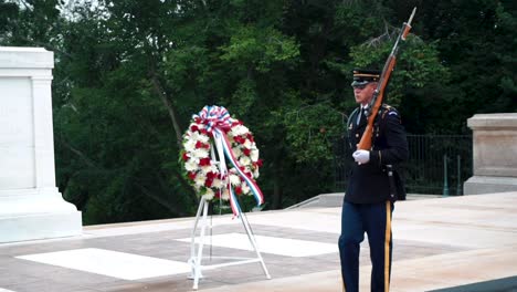 Guardia-De-Marcha-En-La-Tumba-Del-Soldado-Desconocido---Cementerio-Nacional-De-Arlington-En-Virginia,-Ee.uu.---Tiro-De-Seguimiento