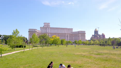 Parque-Izvor-Y-Edificio-Del-Parlamento,-Bucarest,-Rumania